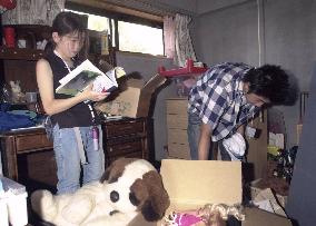 (2)Evacuated children visit Miyakejima home